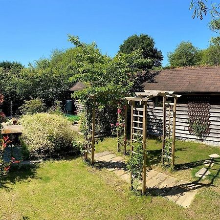 The Tool Shed Nestled In Idyllic Countryside Villa Linchmere Bagian luar foto