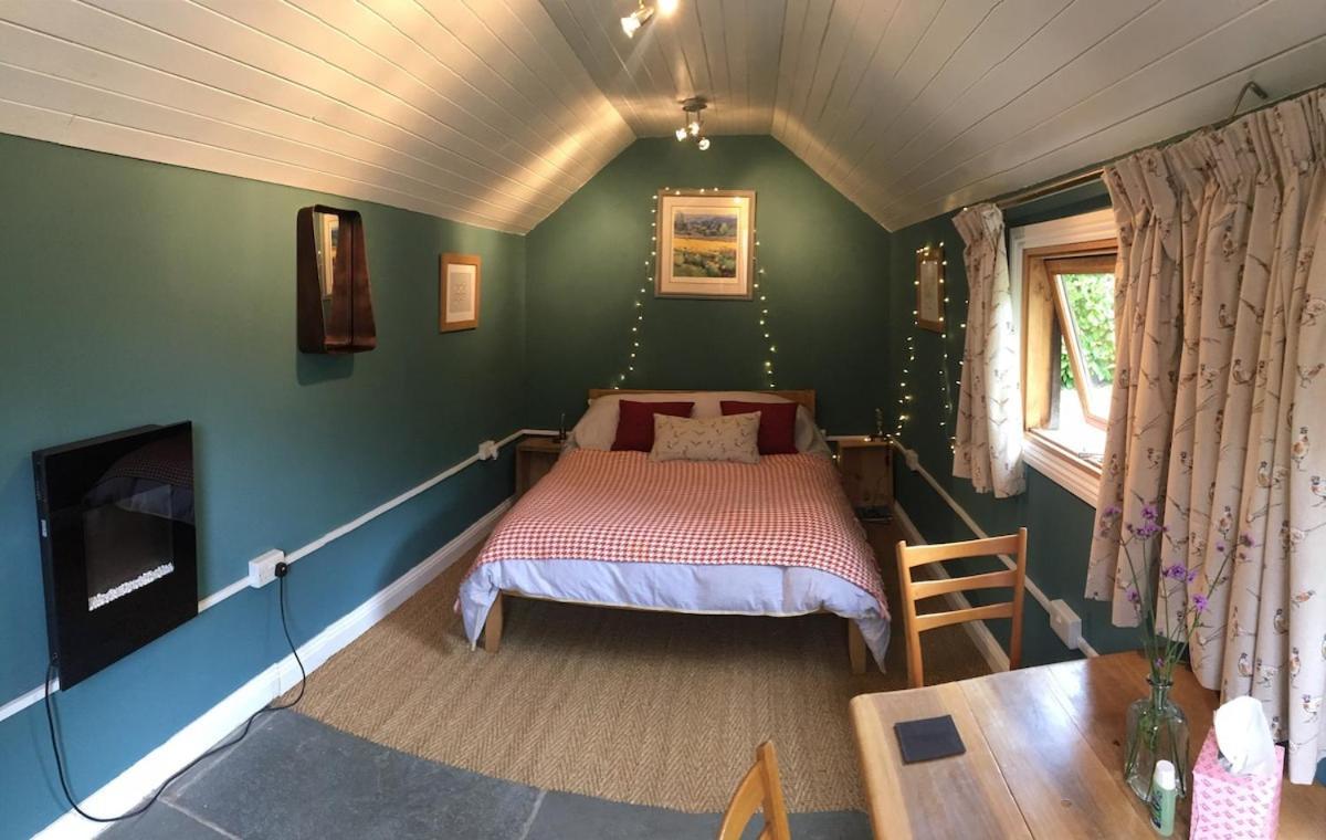 The Tool Shed Nestled In Idyllic Countryside Villa Linchmere Bagian luar foto