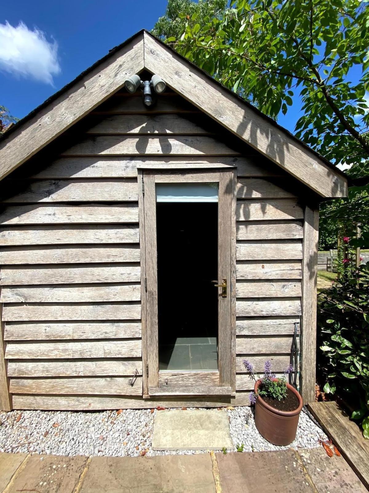 The Tool Shed Nestled In Idyllic Countryside Villa Linchmere Bagian luar foto