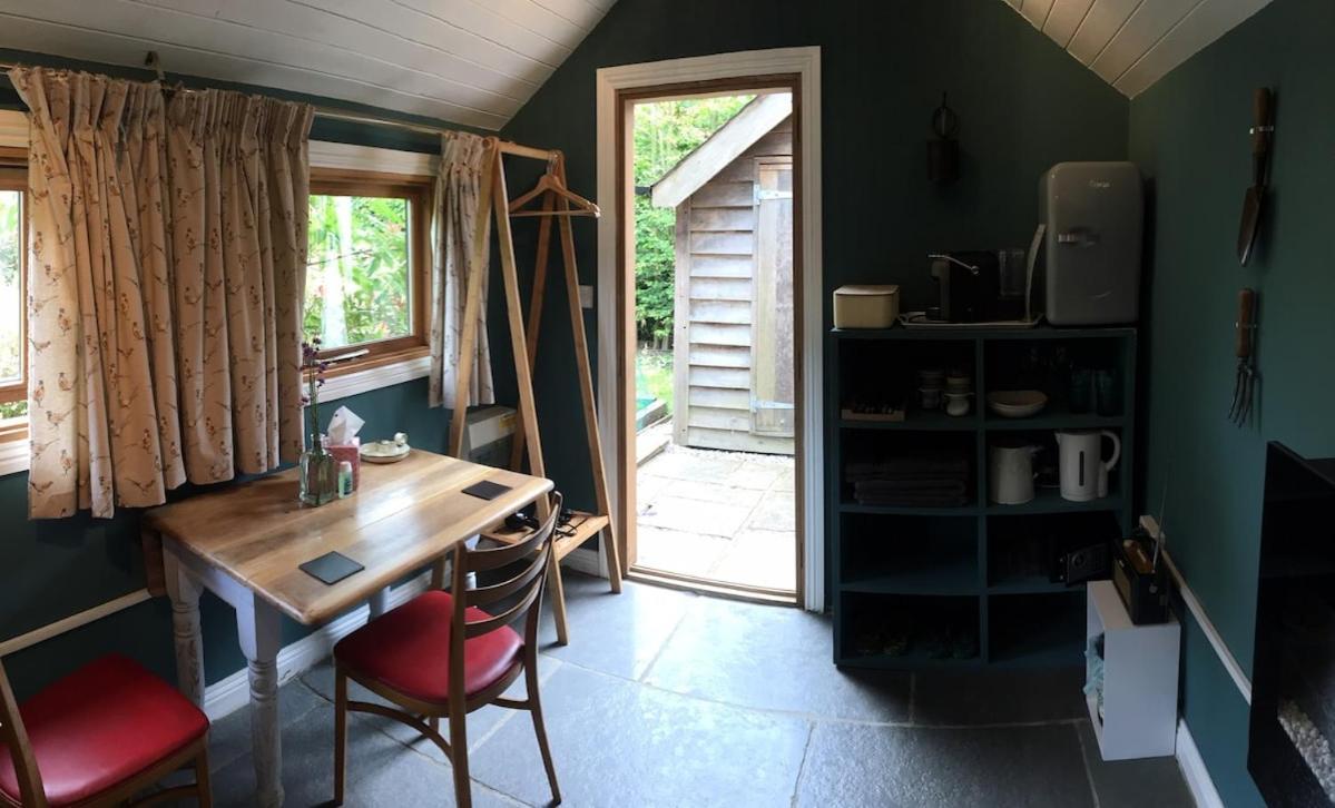The Tool Shed Nestled In Idyllic Countryside Villa Linchmere Bagian luar foto