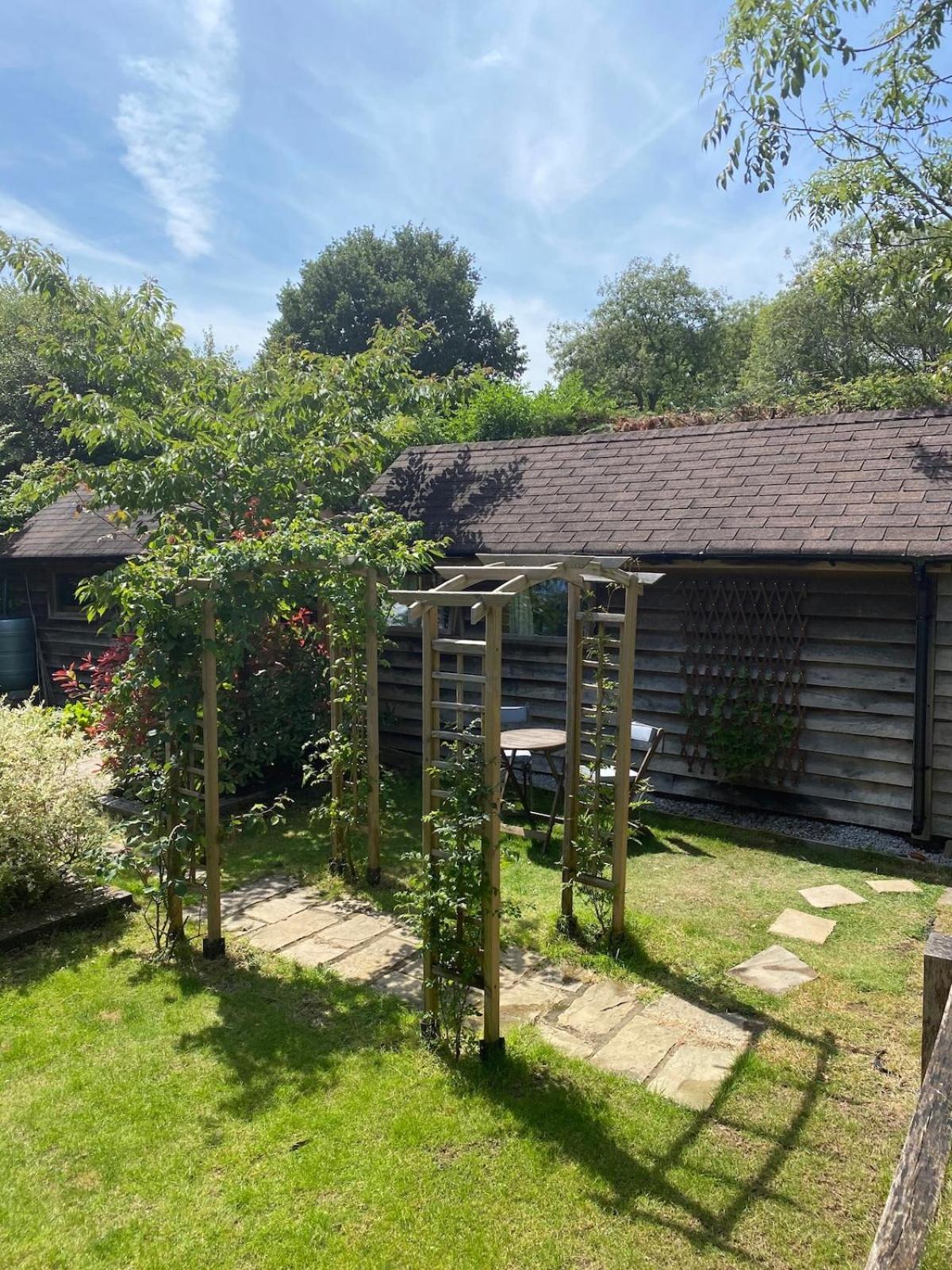 The Tool Shed Nestled In Idyllic Countryside Villa Linchmere Bagian luar foto