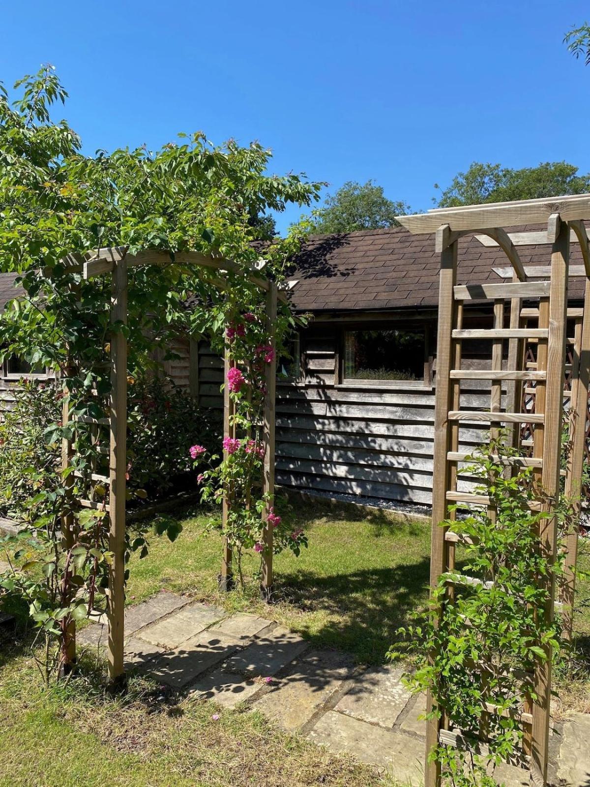 The Tool Shed Nestled In Idyllic Countryside Villa Linchmere Bagian luar foto